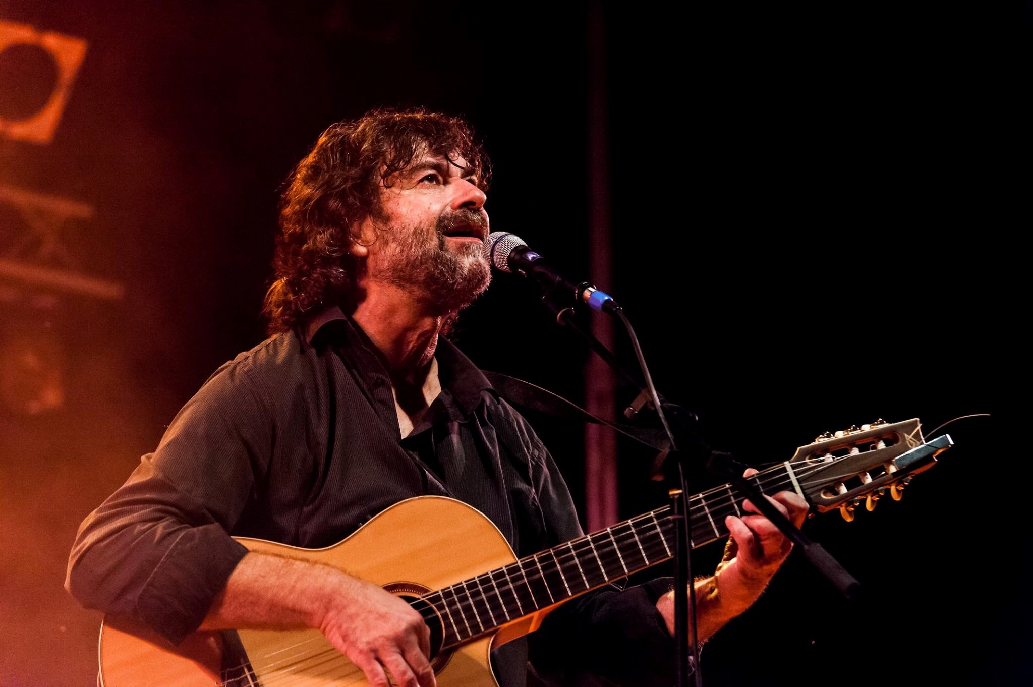 PIERRE A LA GUITARE